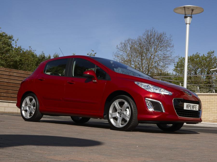  Peugeot 308 5-Door 2011 года  (UK) (фото 7 из 10)